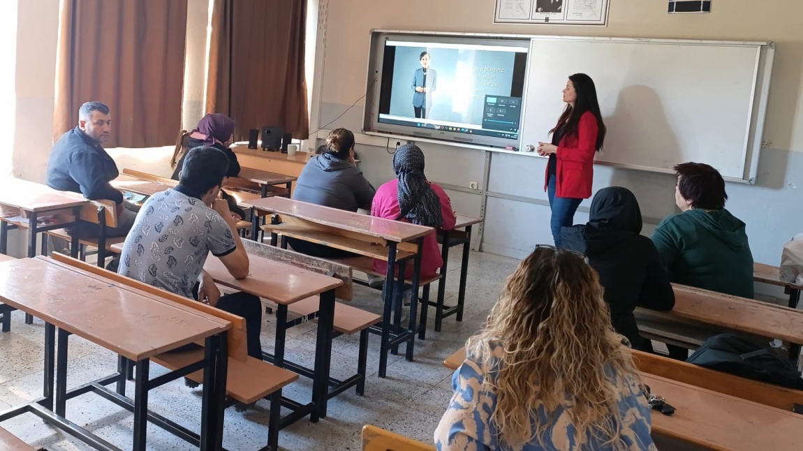 5.sınıf velilerimize yönelik okul rehber öğretmenimiz Özge Kahya tarafından seminer verildi.