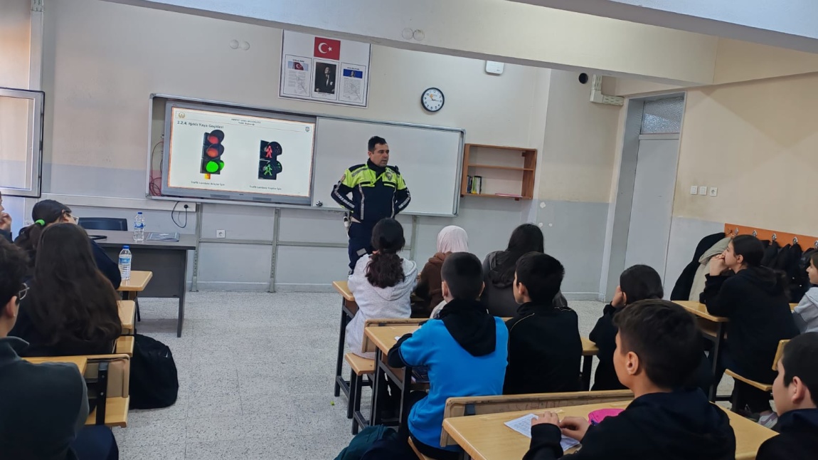 Akhisar İlçe Emniyet Müdürlüğü Trafik Polisi Eyüp Umutgöz tarafından öğrencilerimize trafik eğitimi verildi.